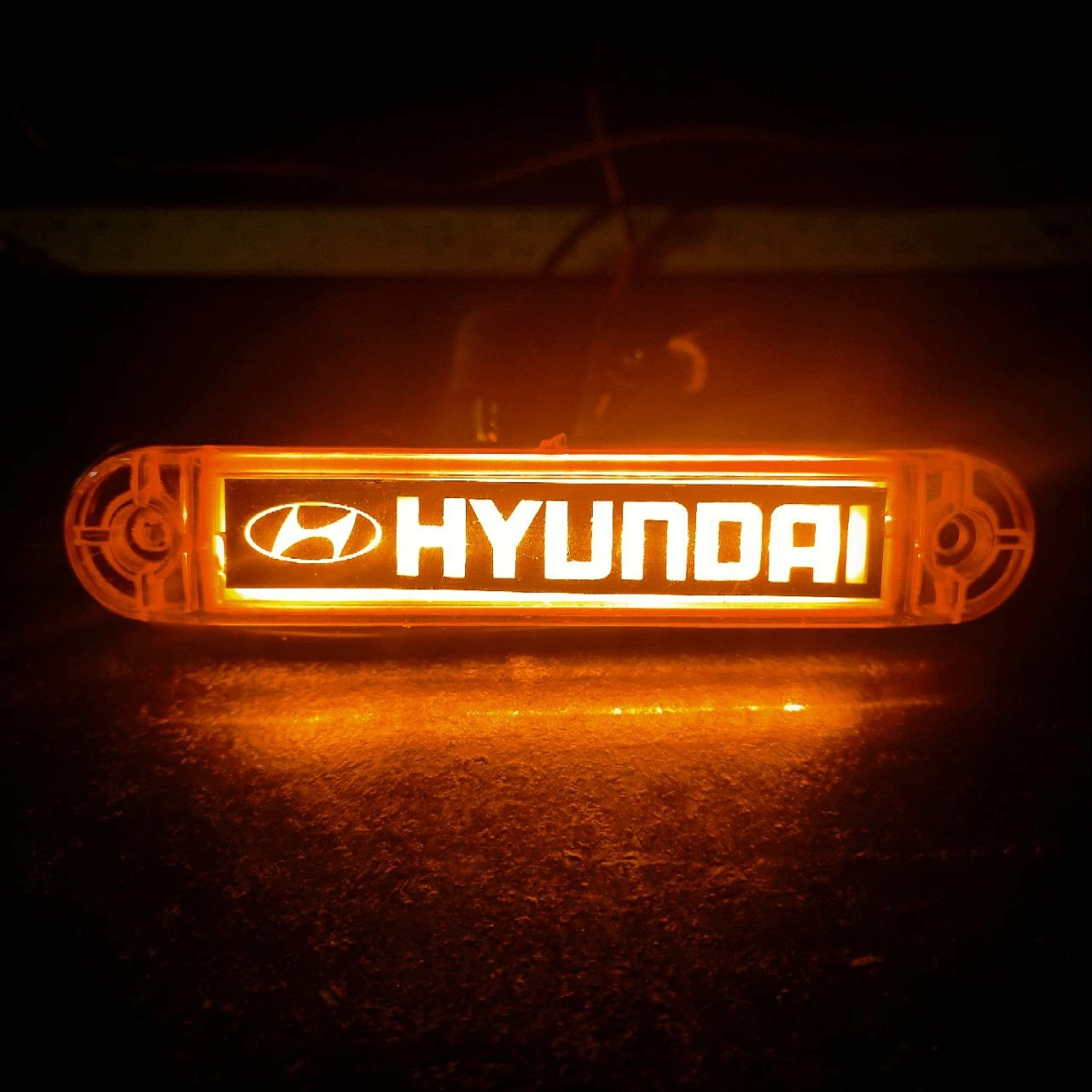 چراغ بغل 204 رنگ نارنجی آرم دار مدل هیوندای Hyundai ولتاژ کاری 24 ولت ضد آب مناسب نصب بر روی انواع کامیون و خاور طول 13 سانتیمتر (پک 6 عددی)