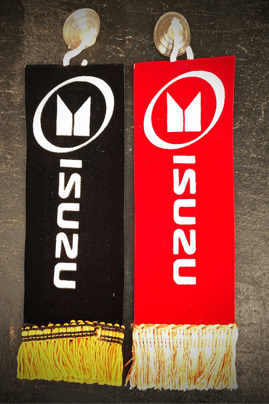 پرچم آویز مستطیل مخملی ریشه دار لوگو ایسوزو پرچم آویز ایسوزو  آویز پرچم ایسوزو  پرچم آویز Isuzu  آویز پرچم قیمت پرچم آویز ماشین عکس پرچم آویز پرچم آویز دوچرخه پرچم آویز شیشه ماشین پرچم آویز ماشین اسپرت پرچم آویز ایرانIsuzu Isuzu