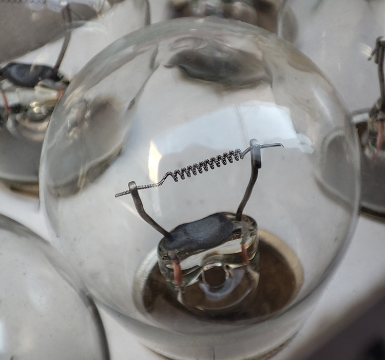 قیمت لامپ ۱ کنتاک ۱۲ ولت