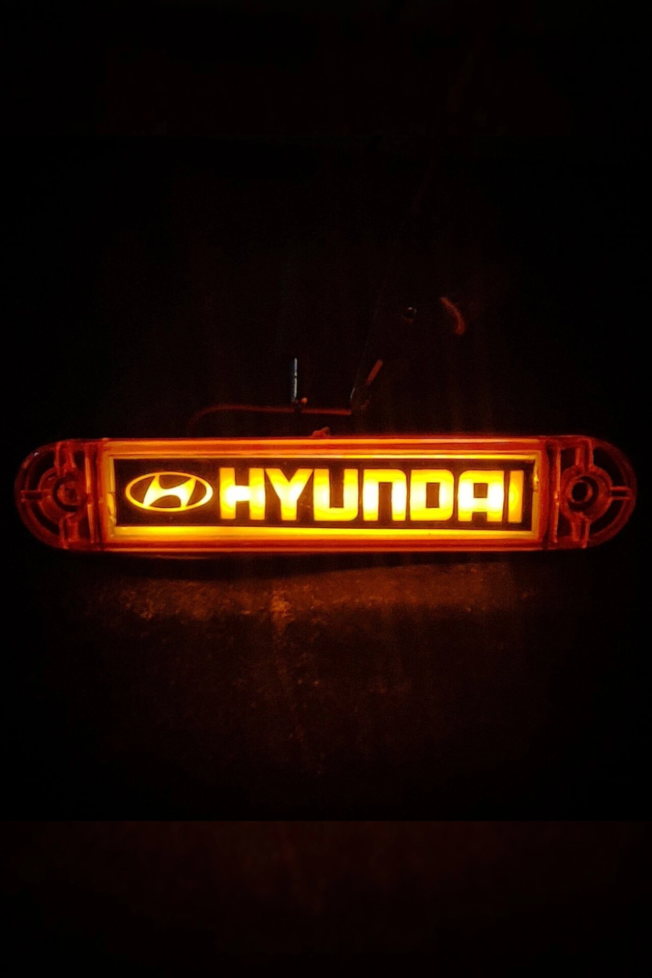 چراغ بغل 204 ، رنگ نارنجی آرم دار مدل هیوندای Hyundai ولتاژ کاری 24 ولت ضد آب